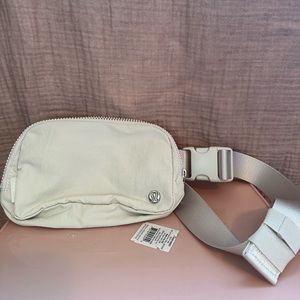 LULULEMON WHITE OPAL BELT BAG NEVER USED